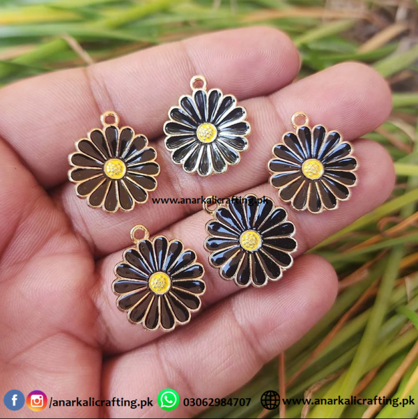 Enamel Charm Daisy Black